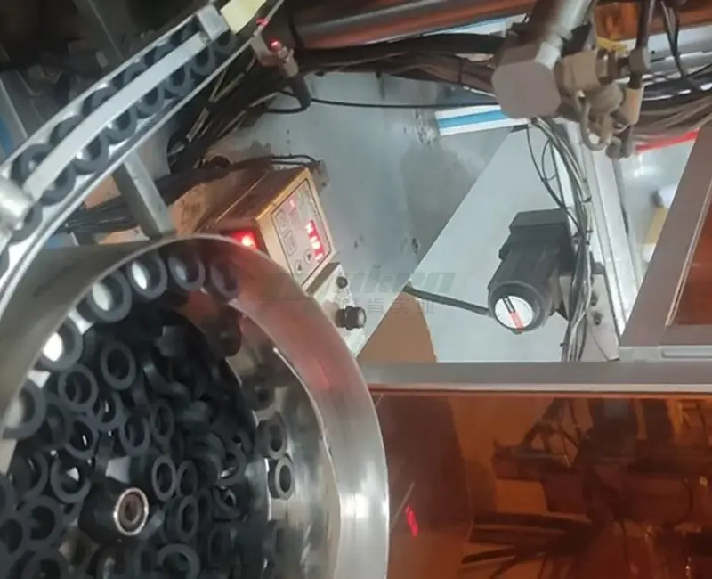 Bathroom customers automatically assemble rubber gaskets